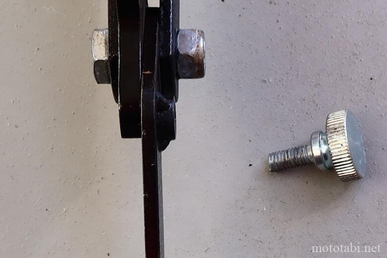 スイングアームリフトスタンドの使い方・ボルトを外す