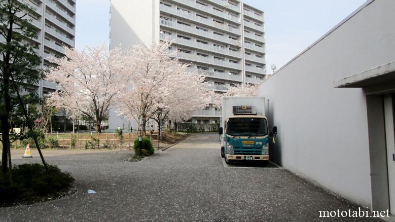 東京の宿舎のゴミ捨て場付近