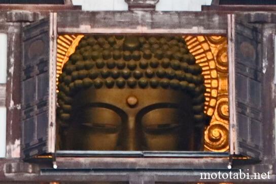 東大寺大仏殿・元旦は盧舎那（るしゃな）仏様のお顔が観相窓から拝観できる