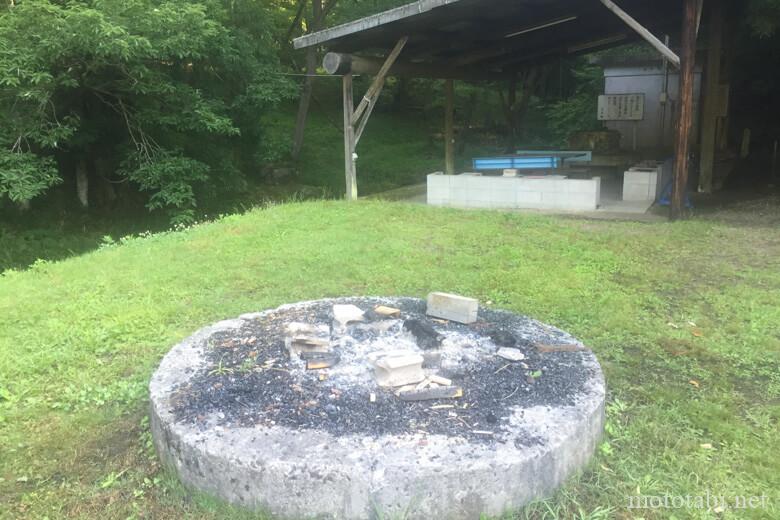虹の滝キャンプ場の焚火台