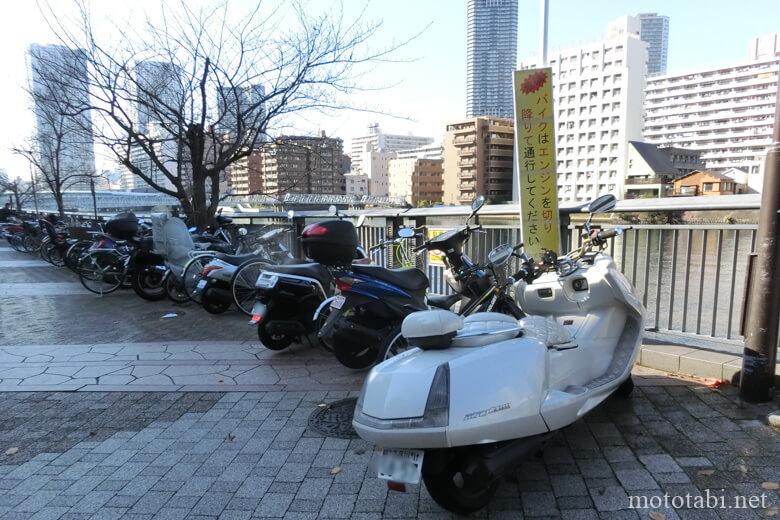 トリトンスクエア前のバイク