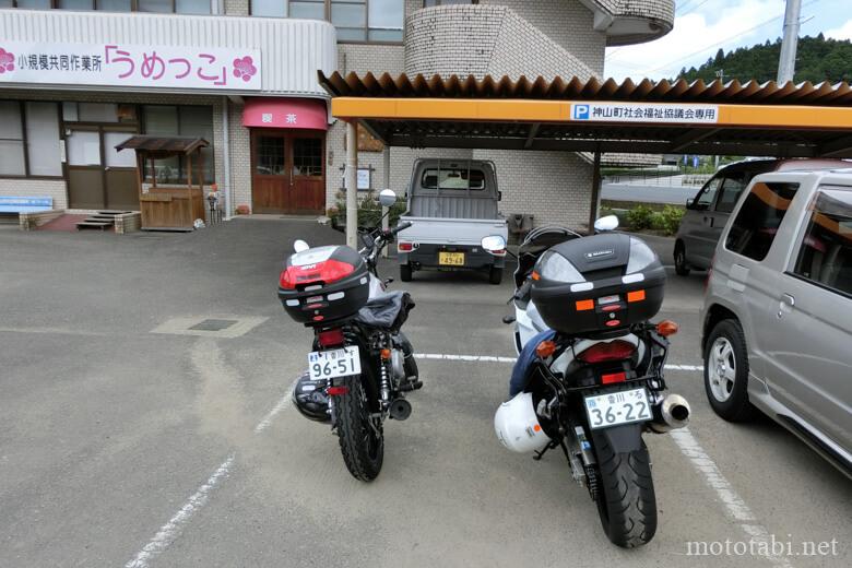 神山温泉の駐車場