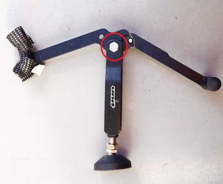 スタンドを広げボルトで固定する