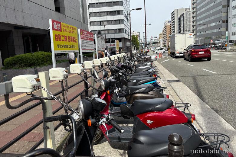 大阪市内の道路わき自転車置き場