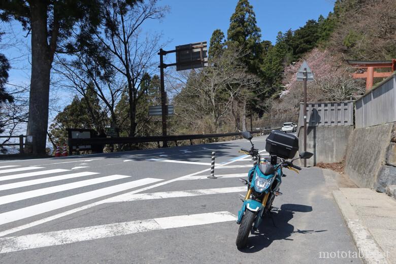 高野山・大門前でバイクの写真撮影