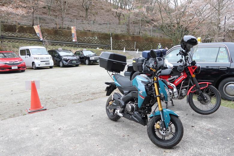 如意輪寺の駐車場前