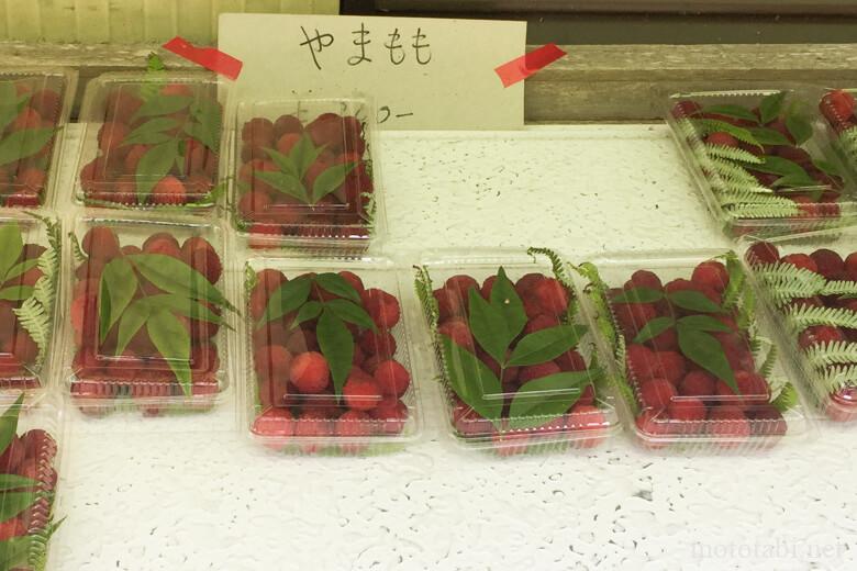 200円。代金は右側の赤い入れ物へ入れてと書いてありました。