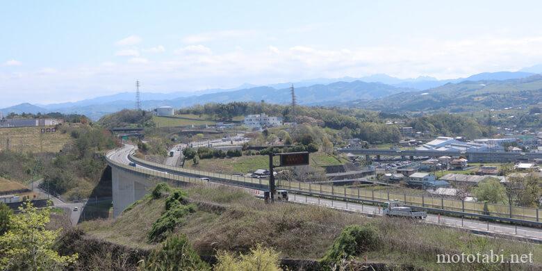 高い場所を走る高速道路