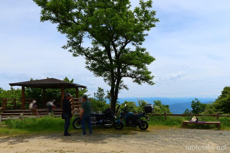 懐かしのバイクに興奮するおじいちゃん