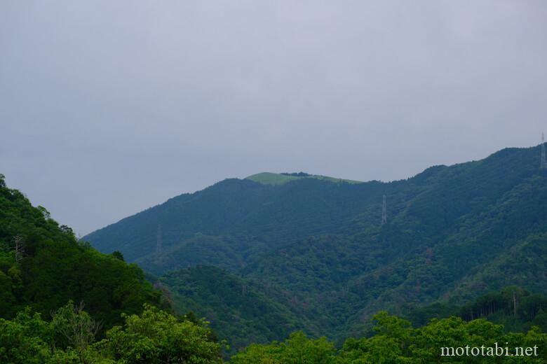 山の頂に茅場