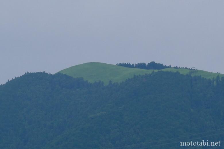 山の頂に茅場